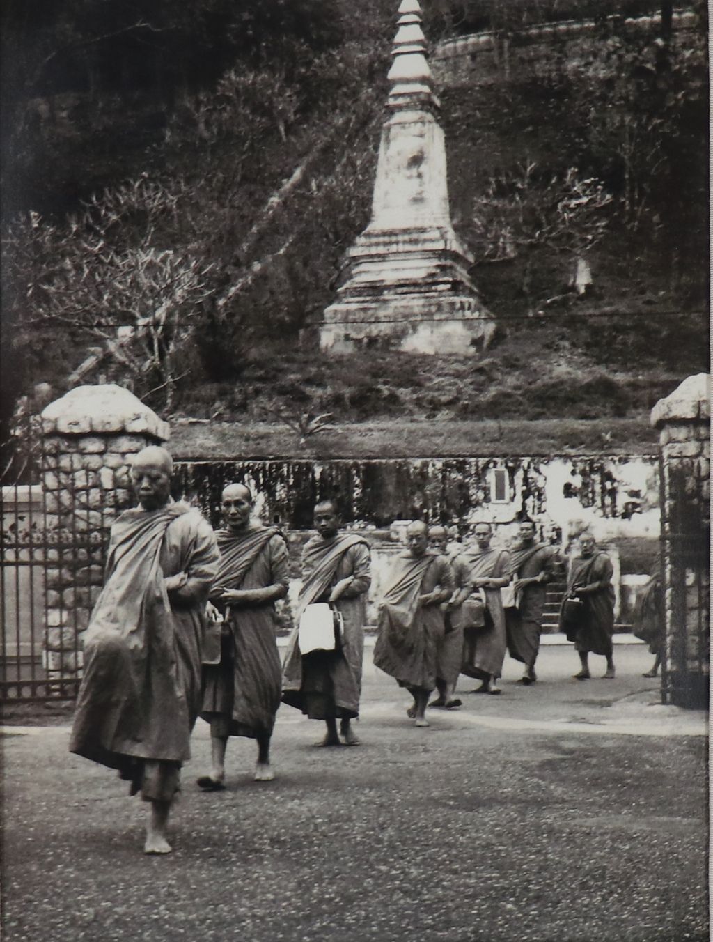 ຮູບ​ພ​າບຂາວດຳ  ພະສົງບິນທະບາດຢູ່ພະລາຊວັງ