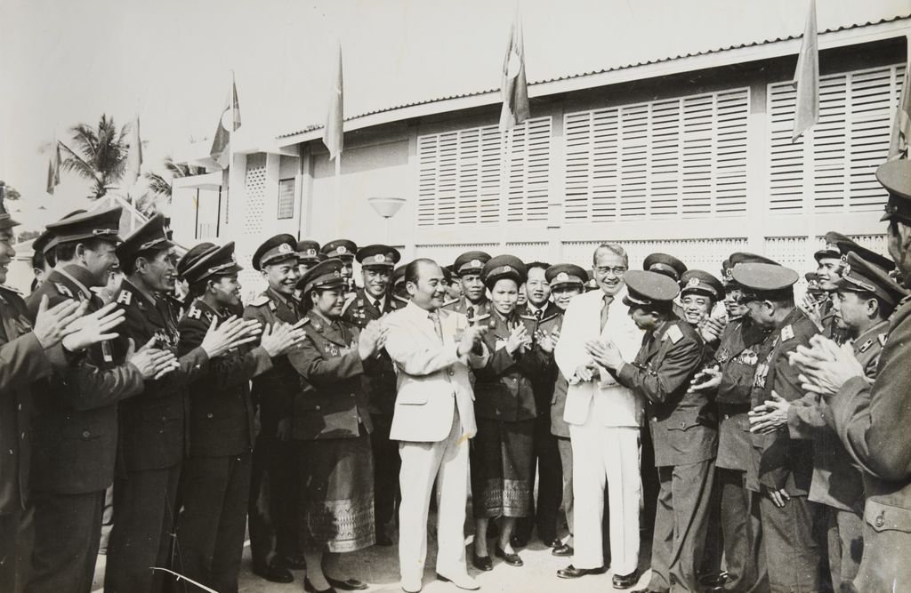 ທ່ານ ສຸ​ພາ​ນຸ​ວົງ, ທ່ານ ພູ​ມີ ວົງ​ວິ​ຈິດ ແລະ ເຫຼົ່າ​ທະ​ຫານ​ຕົບ​ມື​ມ່ວນ​ຊື່ນ