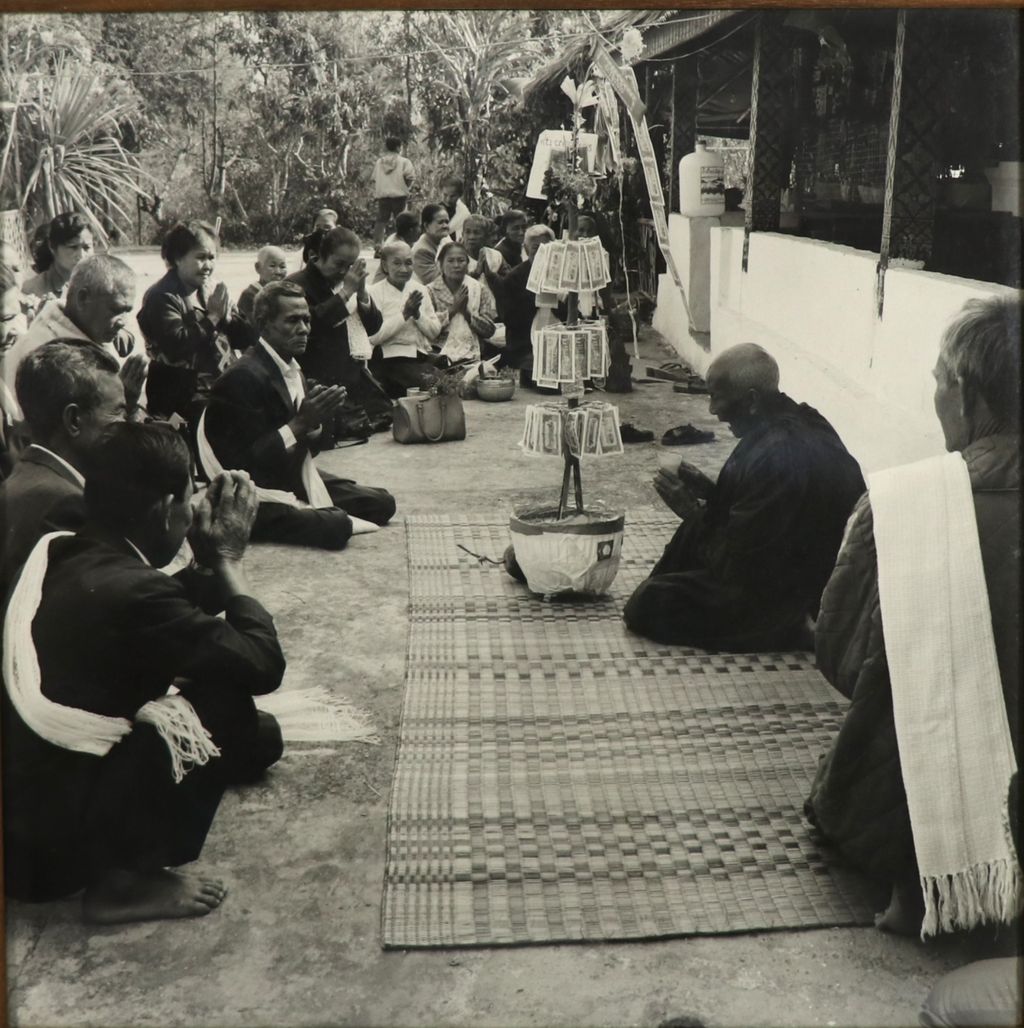 ຮູບພາບຂາວດໍາ ສະທຸນັ່ງນົບ  ປະຊາຊົນນັ່ງນົບ (ບຸນປະເພນີ )