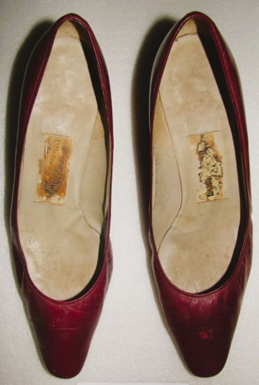 ເກີບຢ່ອງ ສົ້ນແຫລມຫນັງ ສີແດງ