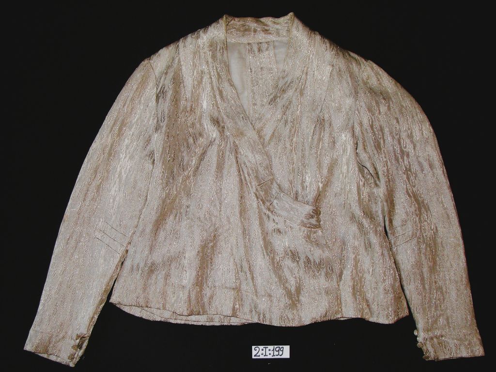 ເສື້ອຄໍປ້ານ ຜ້າໄໝ ລາຍດອກ ສີຄີມ.