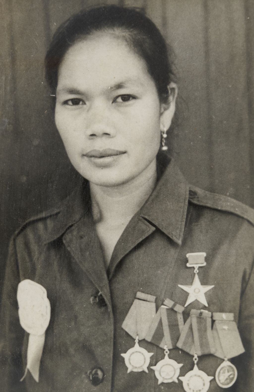 ສະ​ຫາຍ ນາງ ໄມ​ວົງ ປ້ອງ​ກັນ​ຊາດ