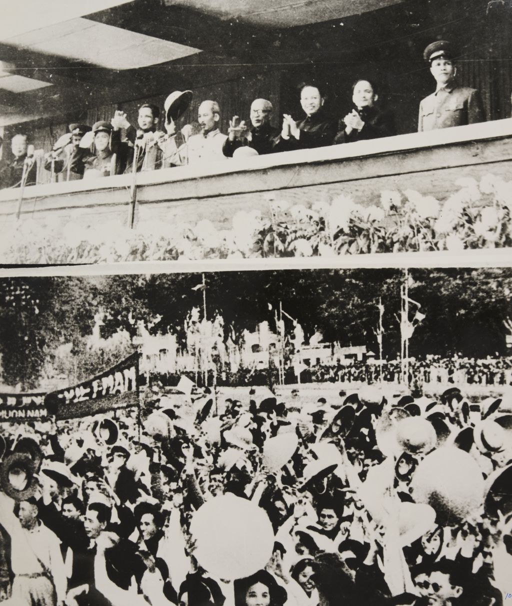 ປະ​ຊາ​ຊົນ​ນະ​ຄອນ​ຫຼວງ​​ຮ່າ​ໂນ້ຍ ຕ້ອນ​ຮັບ​ສູນ​ກາງ​ພັກ ແລະ ປະ​ທານ ໂຮ​ຈິ​ມິນ  ວັນ​ທີ 1 ມັງ​ກອນ ປີ 1955