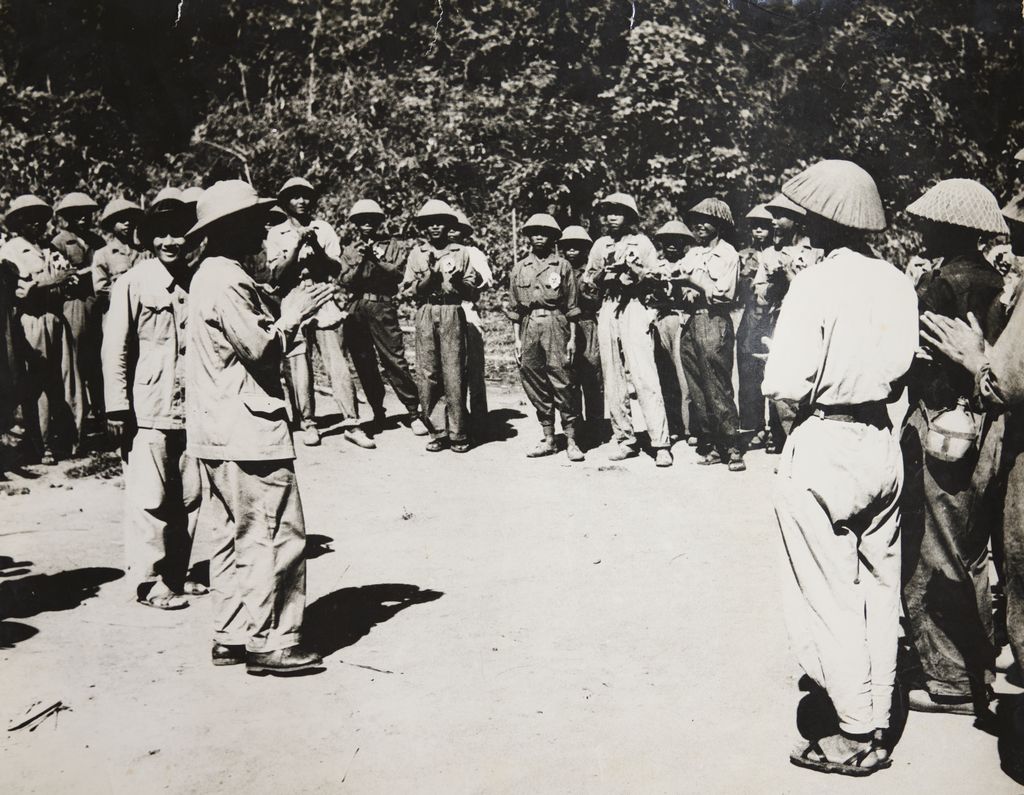 ສະ​ຫາຍ ໄກ​ສອນ ພົມ​ວິ​ຫານ ແລະ ສະ​ຫາຍ ​ສຸ​ພາ​ນຸ​ວົງ ຢຽມ​ຢາມ​ທະ​ຫານ​ ພາຍ​ຫຼັງ​ໄດ້​ຮັບ​ໄຊ​ຊະ​ນະ ປີ 1954