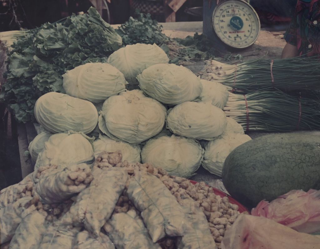 ຕະ​ຫຼາດ​ຂາຍ​ສິນ​ຄ້າ​ອຸ​ປະ​ໂພກ​ແລະບໍ​ລິ​ໂພກ