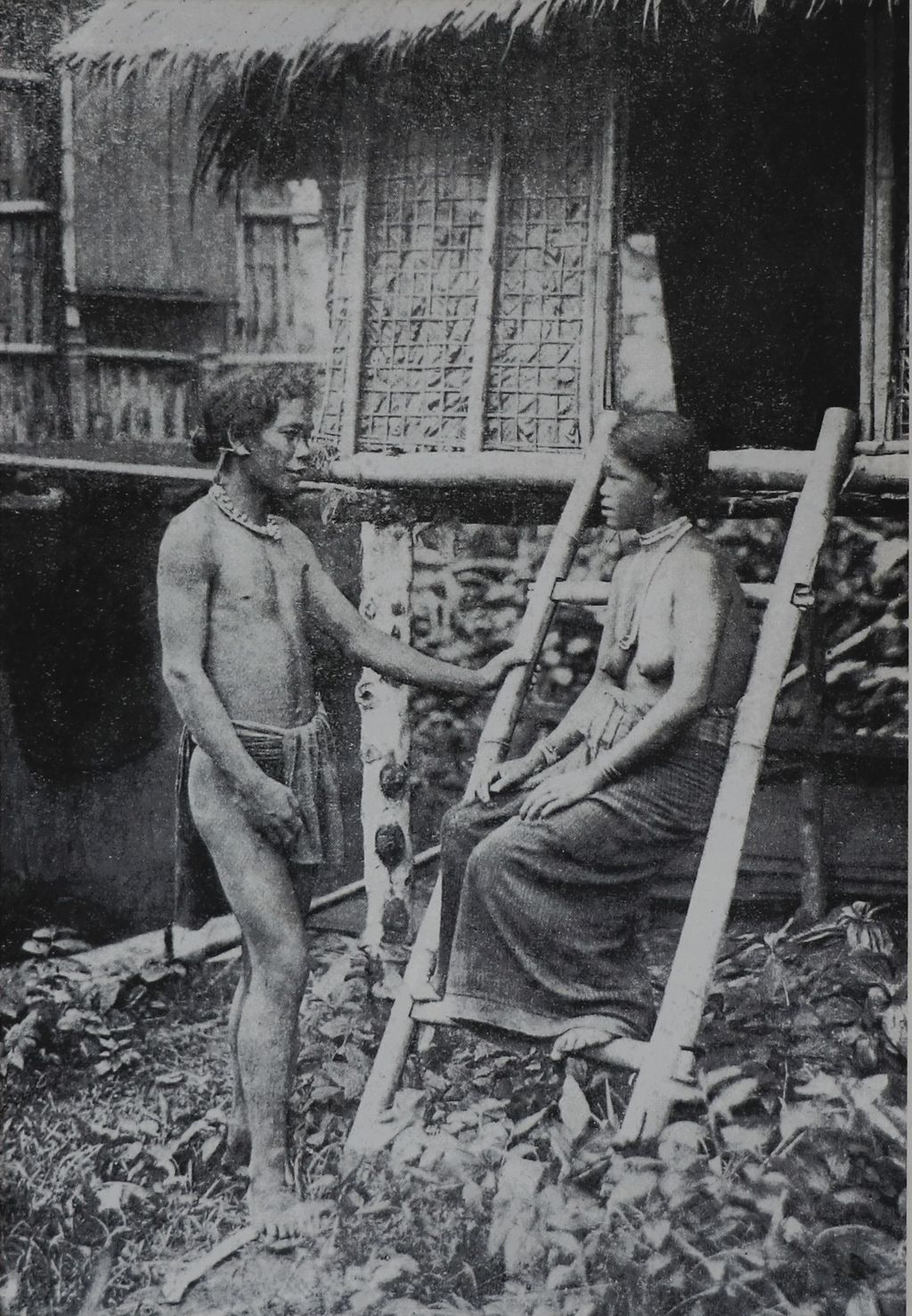 ຮູບພາບຂາວດໍາ  ຜູ້ບ່າວກ້ຽວສາວທີ່ຫນ້າເຮືອນ