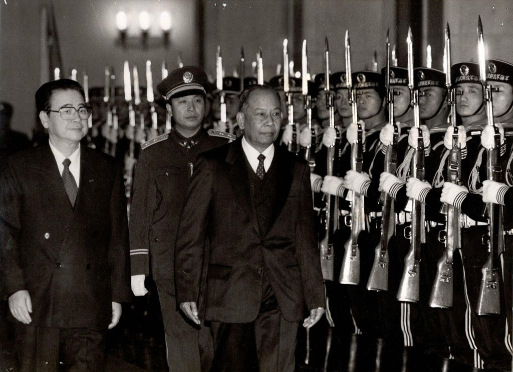 ຄະ​ນະ​ນຳ​ຈີນ​ມາ​ຢ້ຽມ​ຢາມ​ລາວ 4.12.1993