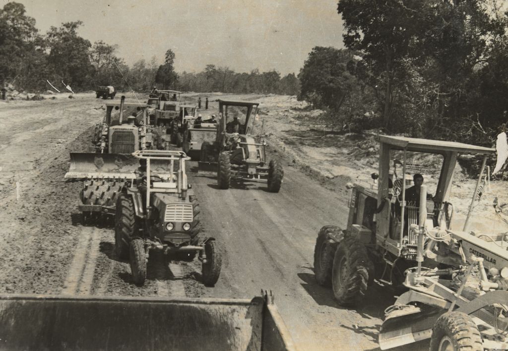 ໃຊ້​ລົດ​ດຸດ, ລົດ​ບົດ​ໃນ​ການ​ສ້າງ​ເສັ້ນ​ທາງ