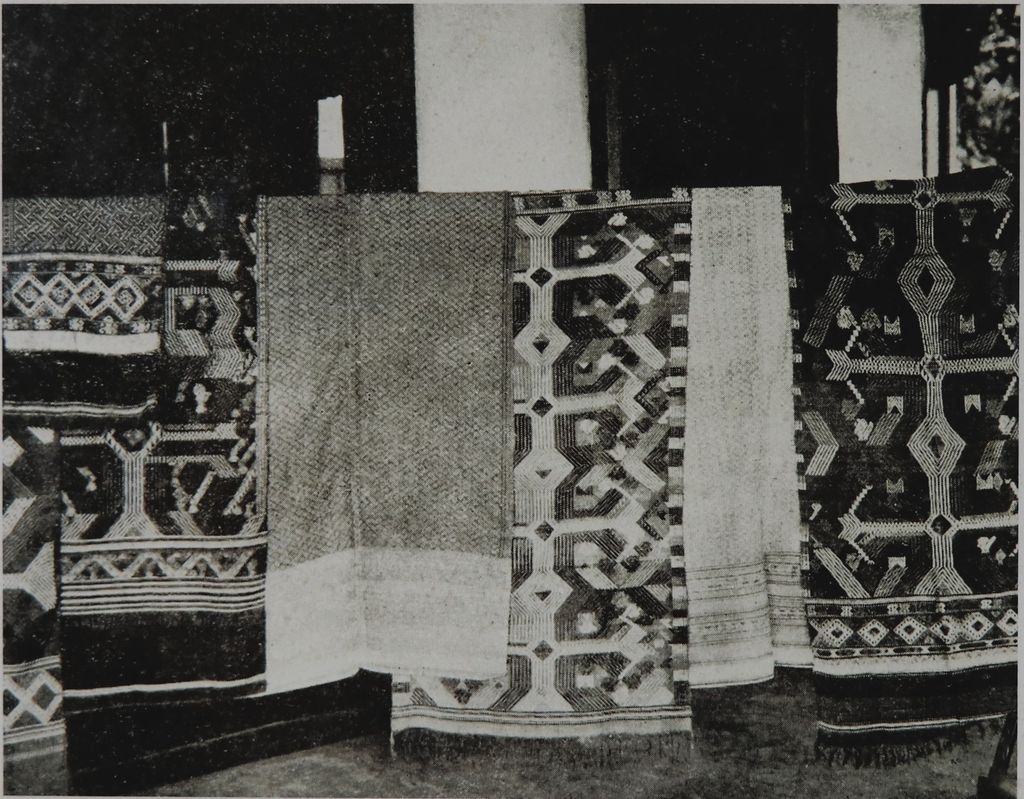 ຮູບພາບຂາວດໍາ  ຜ້າແພລາວລາຍຕ່າງໆ ປີ 1930