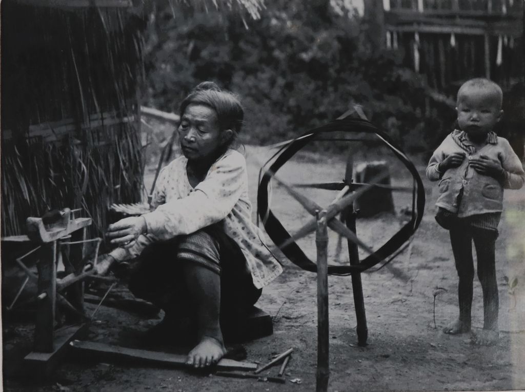 ຮູບພາບຂາວດໍາ ແມ່ເຄົ້າກໍາລັງປັ່ນຫລອດ ປີ 1953