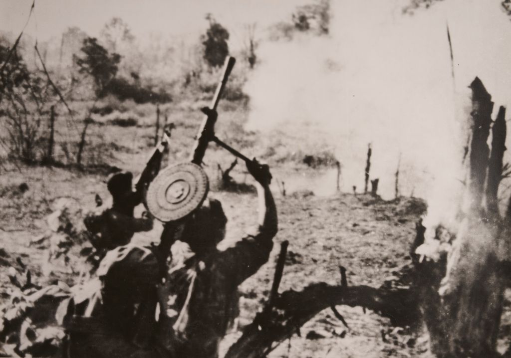 ກອງ​ປືນ​ໃຫຍ່​ອາ​ກາດ​ພ້ອມ​ສູ້​ຮົບ