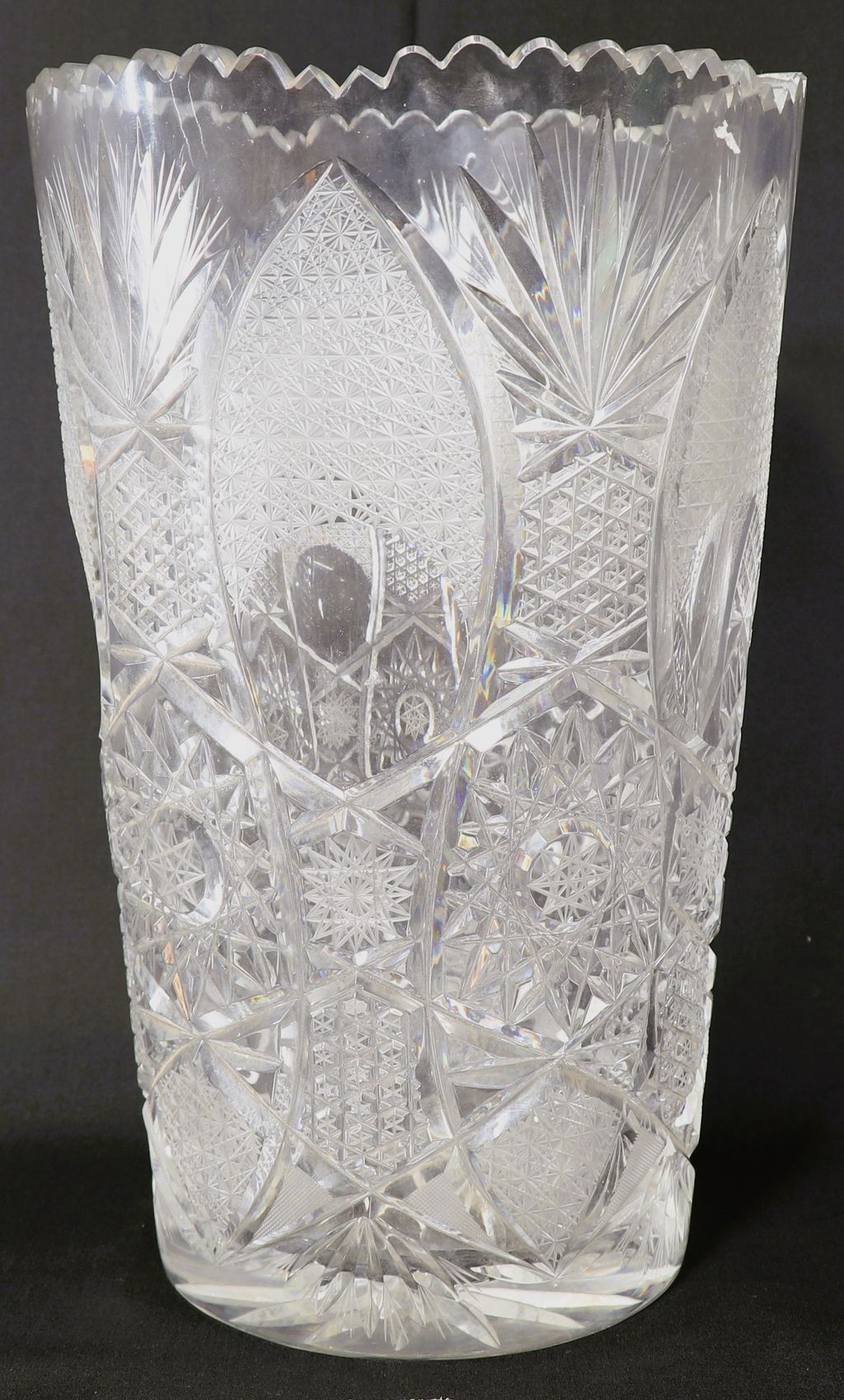 ໂຖໃສ່ດອກໄມ້ ເຮັດດ້ວຍແກ້ວຄິຣສໂຕລ.