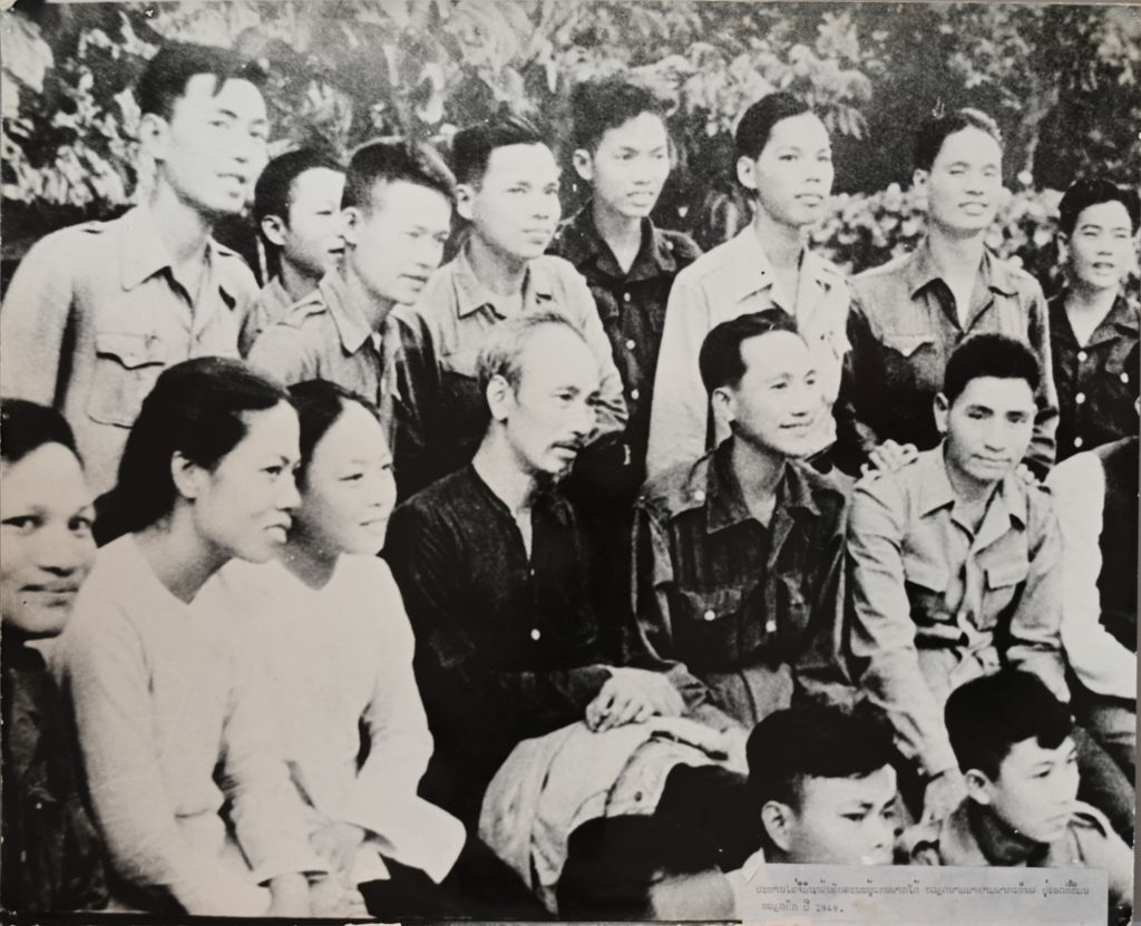 ປະທານ ໂຮຈິມິນ ຕ້ອນຮັບຄະນະຜູ້ແທນພາກໃຕ້ຫວຽດນາມມາຢາມພາກເໜືອ