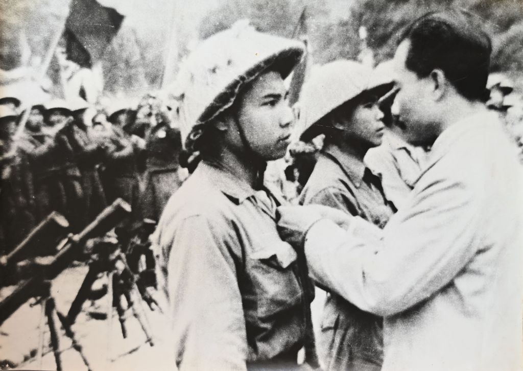 ທ່ານ ສຸພານຸວົງ ຕິດຫຼຽນໃຫ້ອ້າຍນ້ອງທະຫານ