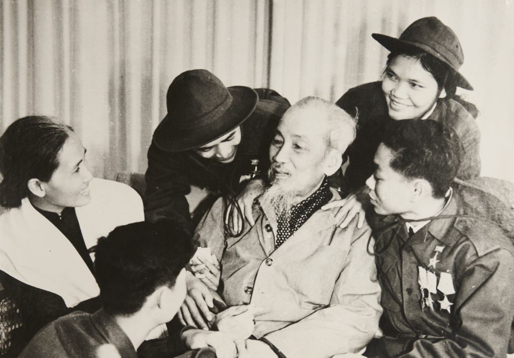 ປະ​ທານ​ໂຮ​ຈິ​ມິນ​ພ້ອມ​ກັບ​ນັກ​ລົບ ​ຂອງ​ອາ​ເມ​ລິ​ກາ​ຢູ່ພາກ​ໃຕ້​​ປີ1969