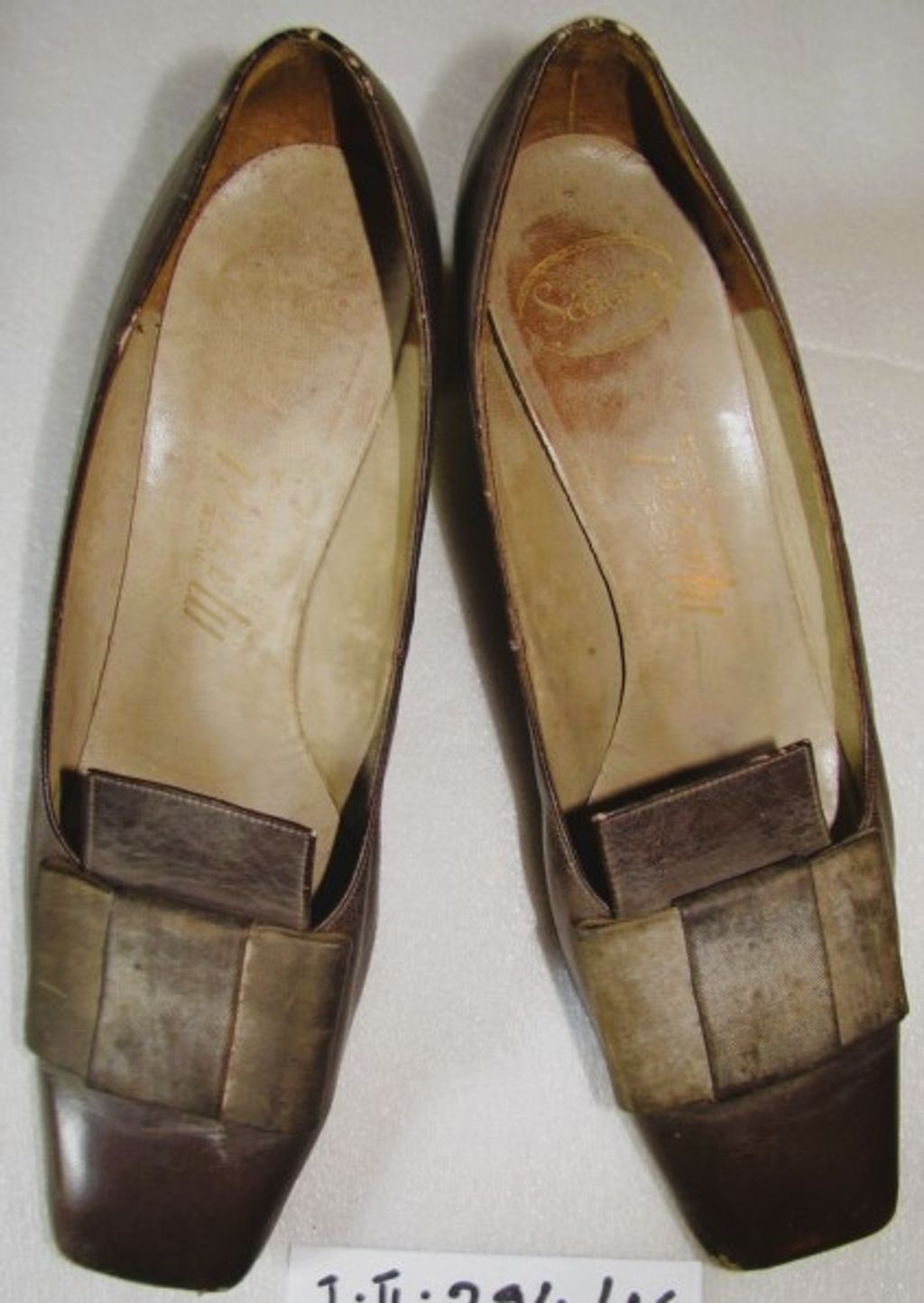 ເກີບຢ່ອງສົ້ນຫນາ ຫນັງສີຕັບຫມູ