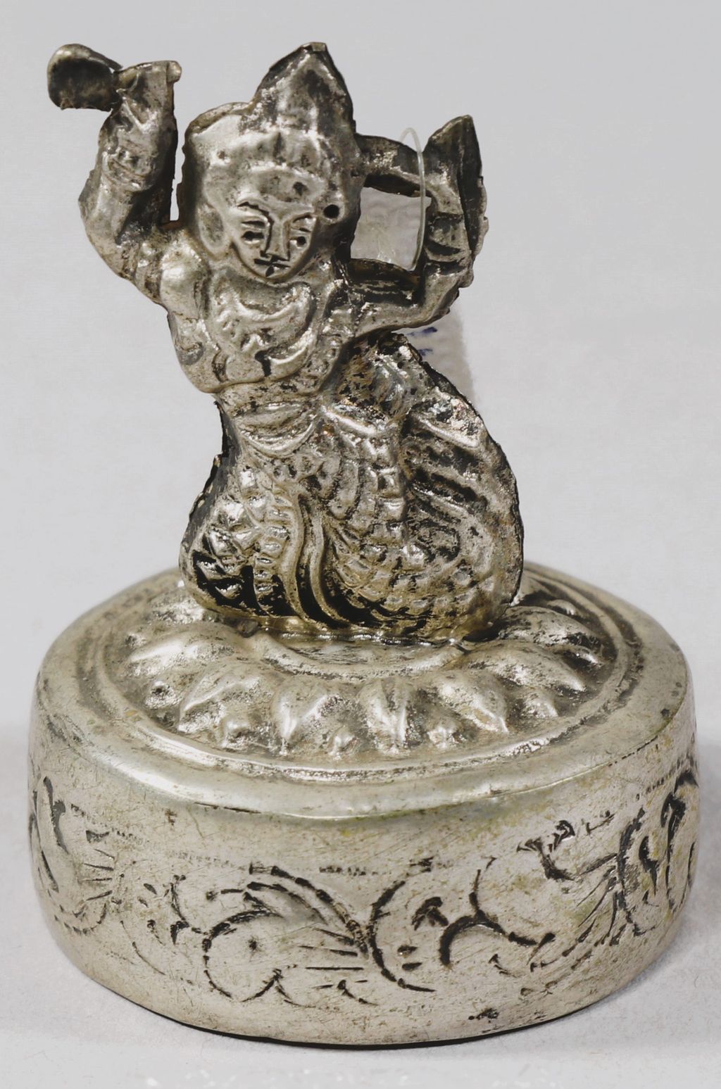 ອັນສຽບເຈ້ຍ ເຮັດດ້ວຍເງິນ ເປັນຮູບອັບສະລາ.