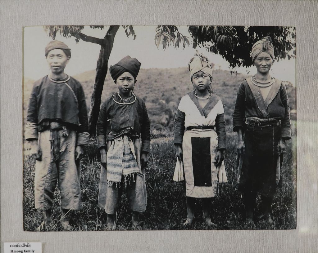 ຮູບ​ພ​າບຂາວດຳ ຄອບຄົວເຜົ່າມົ້ງ ປີ1938