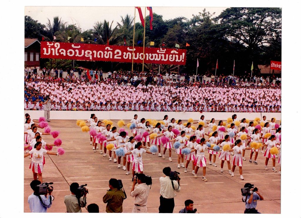 ນັກ​ຮຽນ, ເຍົາ​ວະ​ຊົນ, ຊາວ​ໜຸ່ມ​ເຕັ້ນ​ຕ້ອນ​ຮັບ​ວັນ​ຊາດ​ທີ 2 ທັນ​ວາ​ໝັ້ນ​ຢືນ