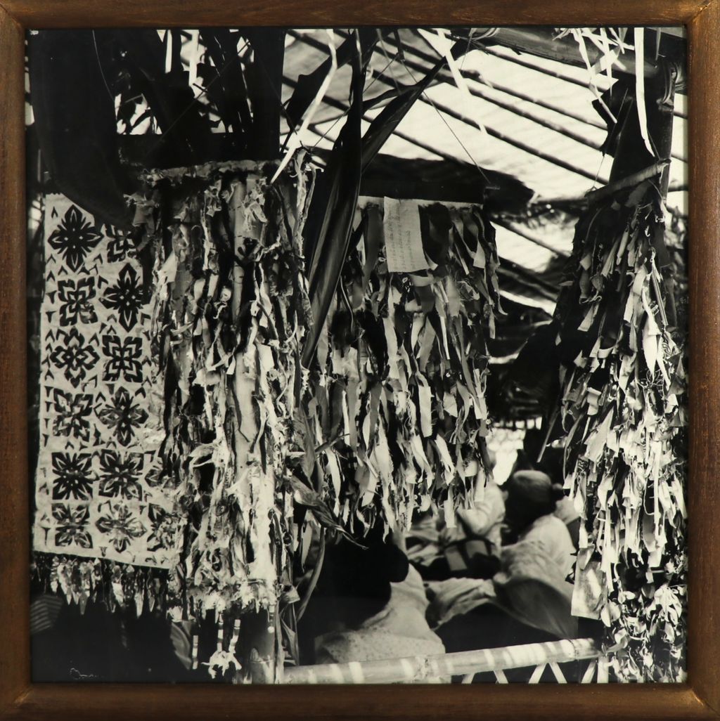 ຮູບ​​ຂາວ​ດຳ​ ​ເຖົ້າ​ແກ່​ນັ່ງ​ນົບ ຢູ​ກ້ອງ​ຜາມ