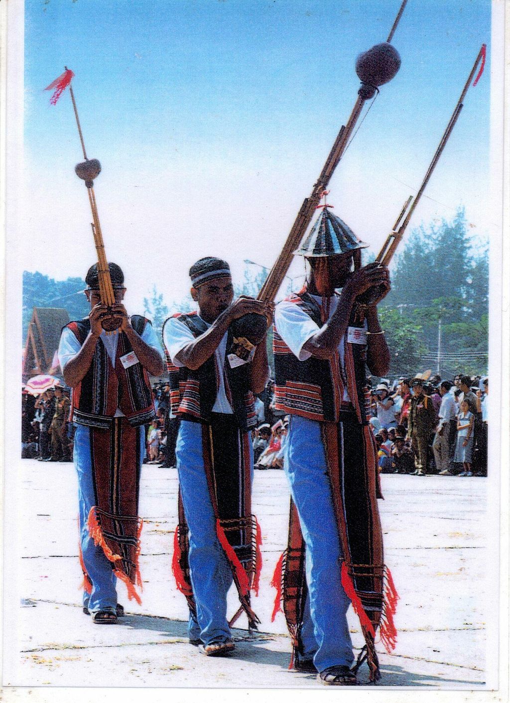 ຜູໍ​ຊາຍ 3 ຄົ​ນ​ກຳ​ລັງ​ເປົ່າ​ແຄນ