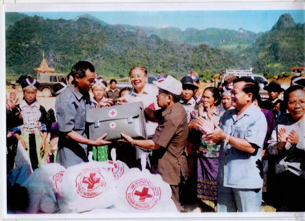 ສະ​ພາ​ກາ​ແດງມອບ​ເຄື່ອງ​ໃຫ້​ເຜົ່າ​ມົ້ງ