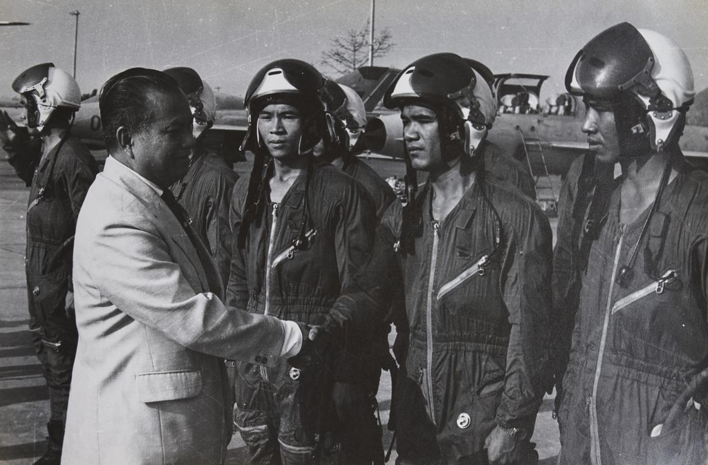 ທ່ານ ໄກ​ສອນ ຢ້ຽມ​ຢາມ​ທະ​ຫານ​ອາ​ກາດ