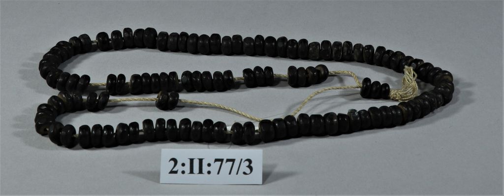 ສາຍຄໍໝາກຕຸ້ມ ເຮັດດ້ວຍໄມ້.