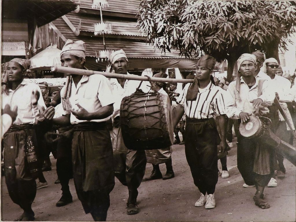 ຮູບ​ພ​າບຂາວດຳ ຂະບວນແຮ່ພິທີໃດໜຶ່ງທາງພາກໃຕ້ຂອງລາວ ປີ1951