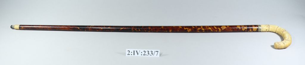 ໄມ້ຄ້ອນເທົ້າ ເຮັດດ້ວຍໄມ້ ( ກົ້ນຈັບເຮັດດ້ວຍງາຊ້າງ ).