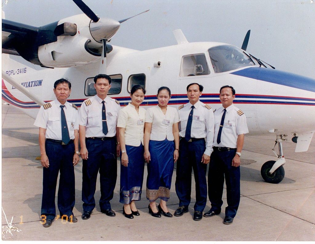 ນັກ​ບິນ ແລະ ສາວ​ແອ​ໂຮດ​ສະ​ເຕັດ