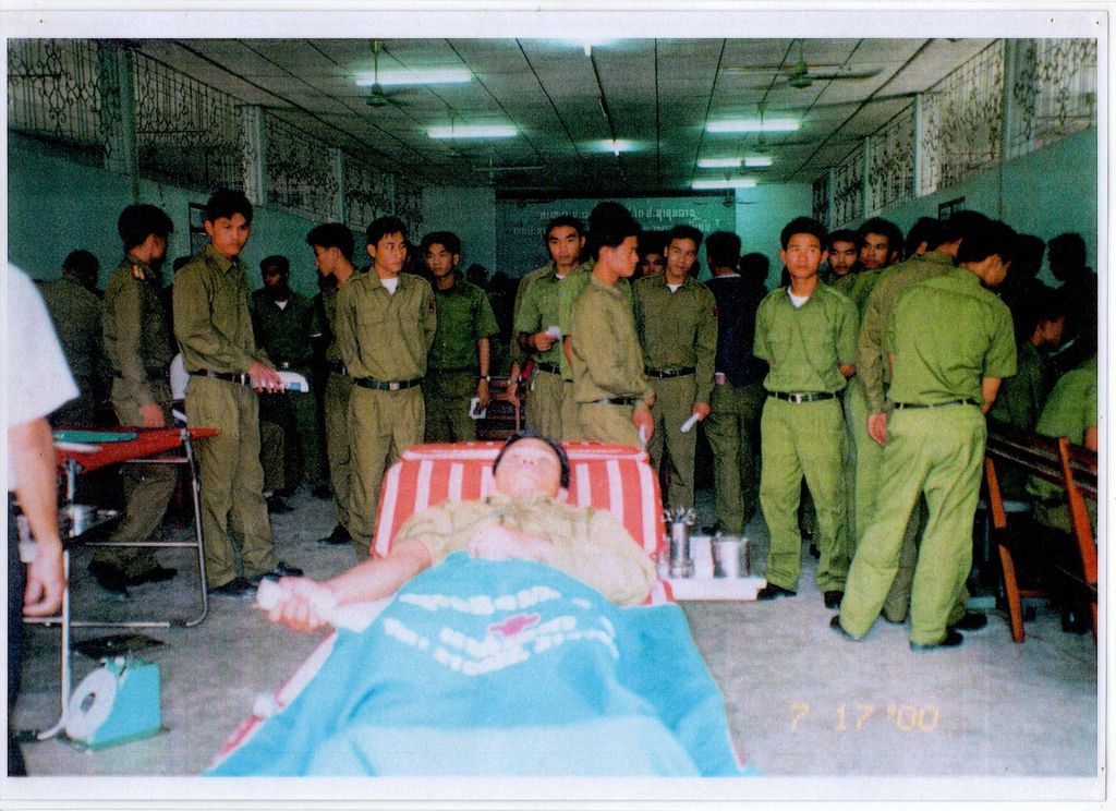 ອ້າຍ​ນ້ອງ​ທະ​ຫານ​ບໍ​ລິ​ຈາກ​ເລືອດ