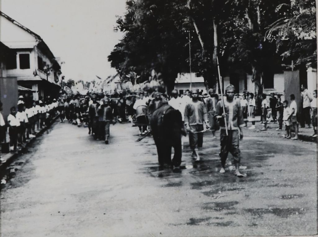 ຮູບພາບຂາວດໍາ ຂະບວນແຫ່ກະຖິນໄປວັດຊຽງທອງ ປີ 1966