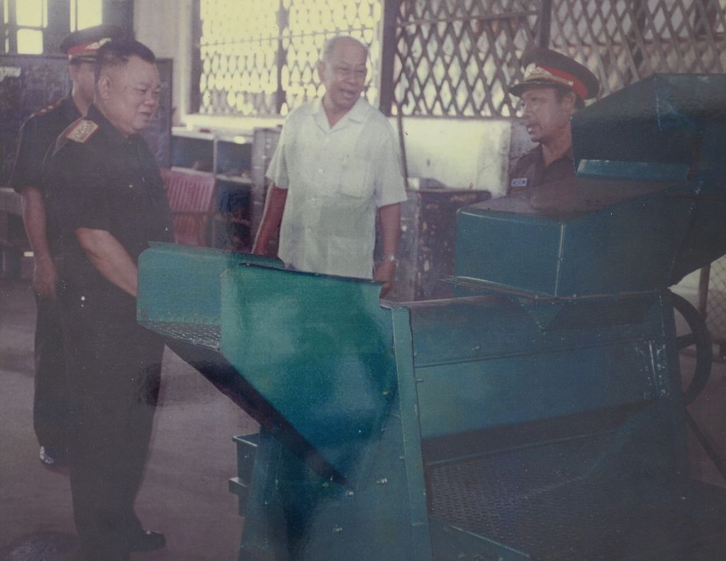 ທ່ານ ຄຳ​ໄຕ ສີ​ພັນ​ດອນ ລົງ​ຢ້ຽມ​ຢາມ​ໂຮງ​ງານ​ຜະ​ລິດ​ເຄື່ອງ​ຈັກ​ບົດ​ສາ​ລີ​ຂອງກອງທັບຫຼັກ9