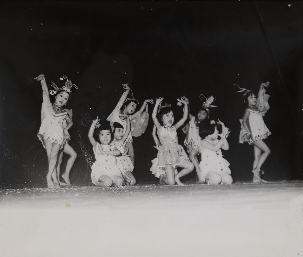 ການ​ສະ​ແດງ​ຟ້ອນ​ລຳ​ຂອງ​ເດັກ​ນ້ອຍ