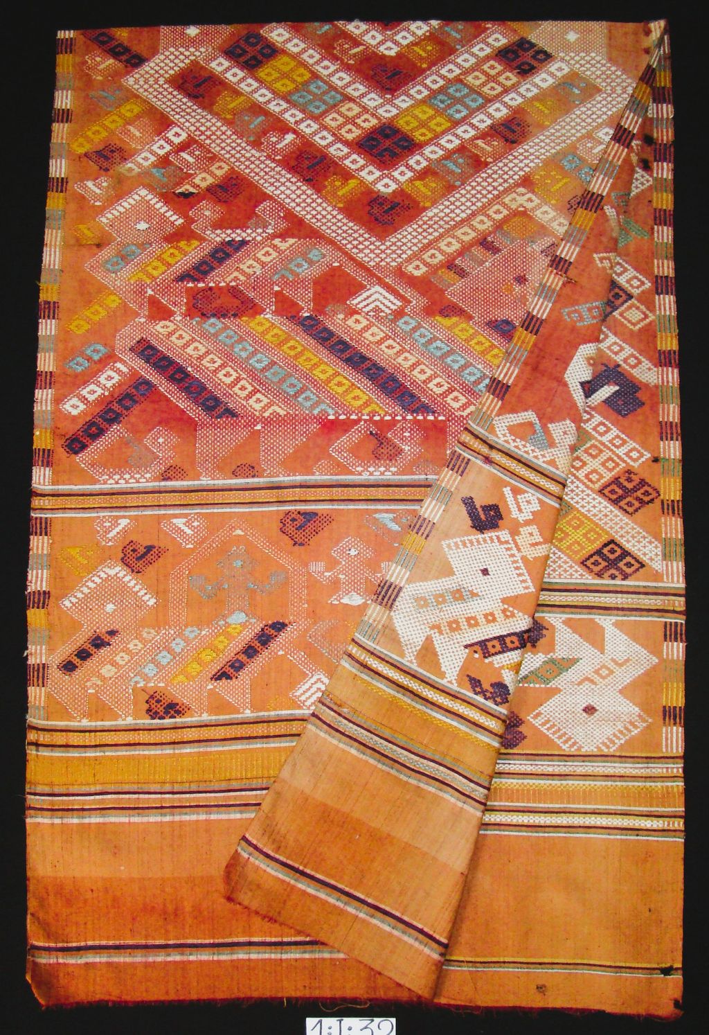 ຜ້າປູໂຕະ ເຮັດດ້ວຍຜ້າໄຫມມ້ອນ ສີແດງຕໍ່າຈົກດອກ