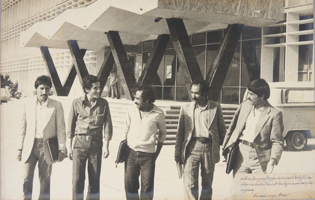 ນັກສຶກສາຊັ້ນກາງຂອງໂຮງງານກົນຈັກລົດທີ່ໄດ້ສ້າງຂຶ້ນໃໝ່