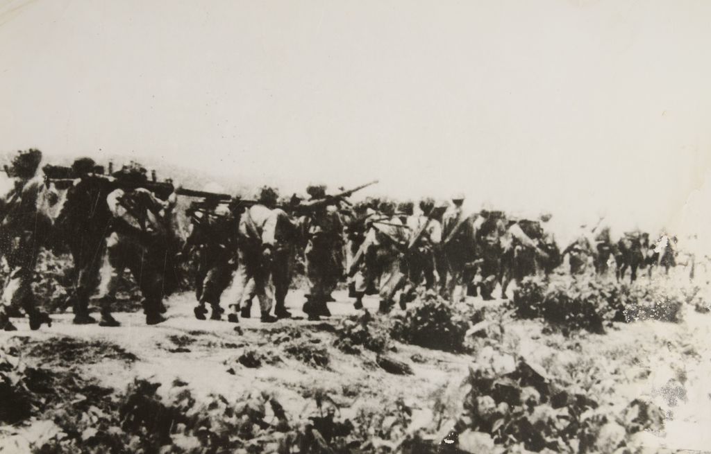 ທະ​ຫານ​ພວມ​ເຄື່ອນ​ທັບ​ໄປ​ແນວ​ໜ້າ