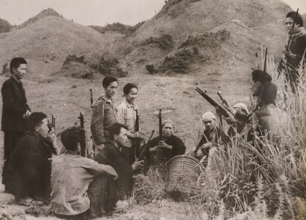 ອ້າຍ​ນ້ອງ​ທະ​ຫານກອງ​ຫຼອນ​ກຽມ​ພ້ອມ​ສູ້​ຮົບ