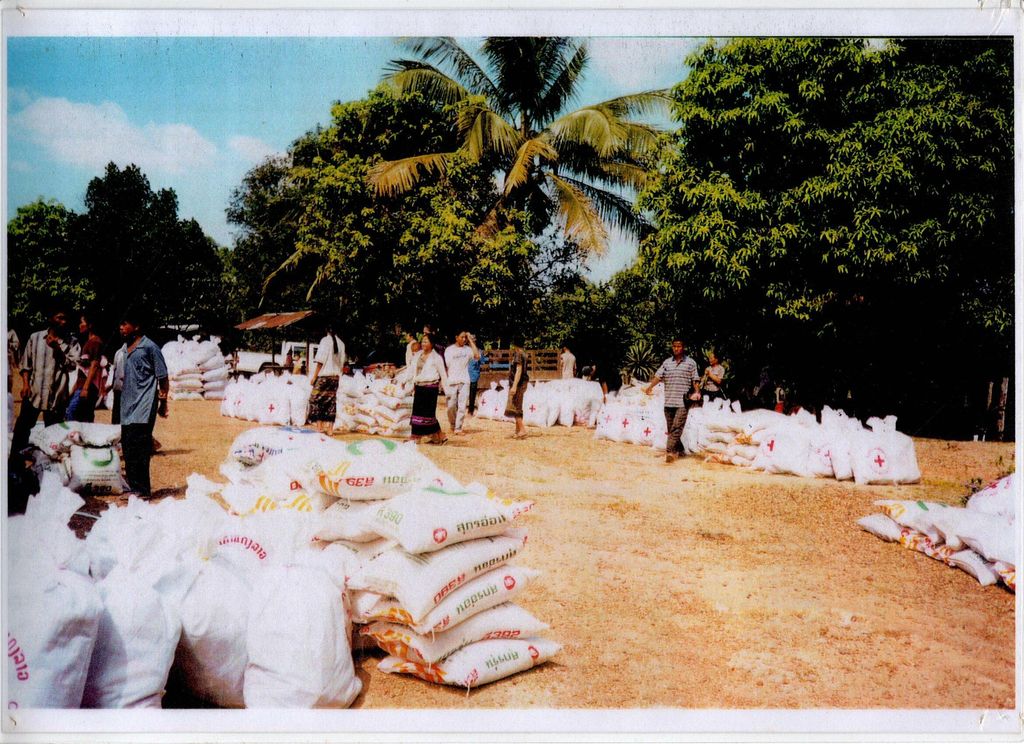 ສະ​ພາ​ກາ​ແດງມອບ​ເຄື່ອງ​ໃຫ້​ປະ​ຊາ​ຊົນ