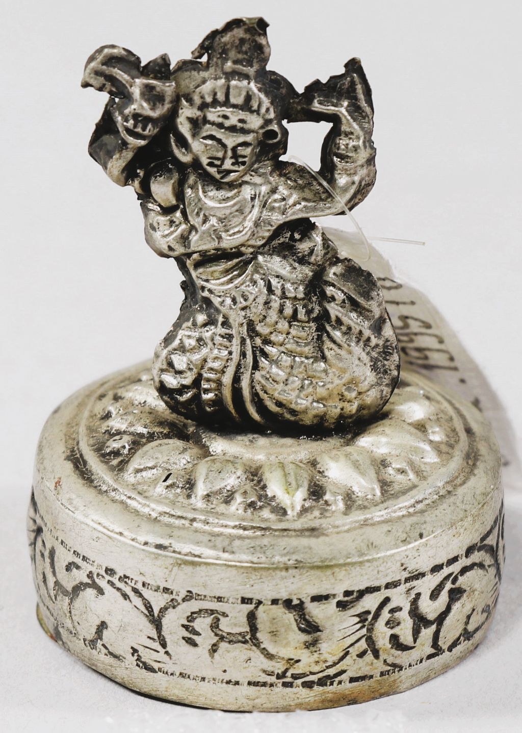 ອັນສຽບເຈ້ຍ ເຮັດດ້ວຍເງິນ ເປັນຮູບອັບສະລາ.