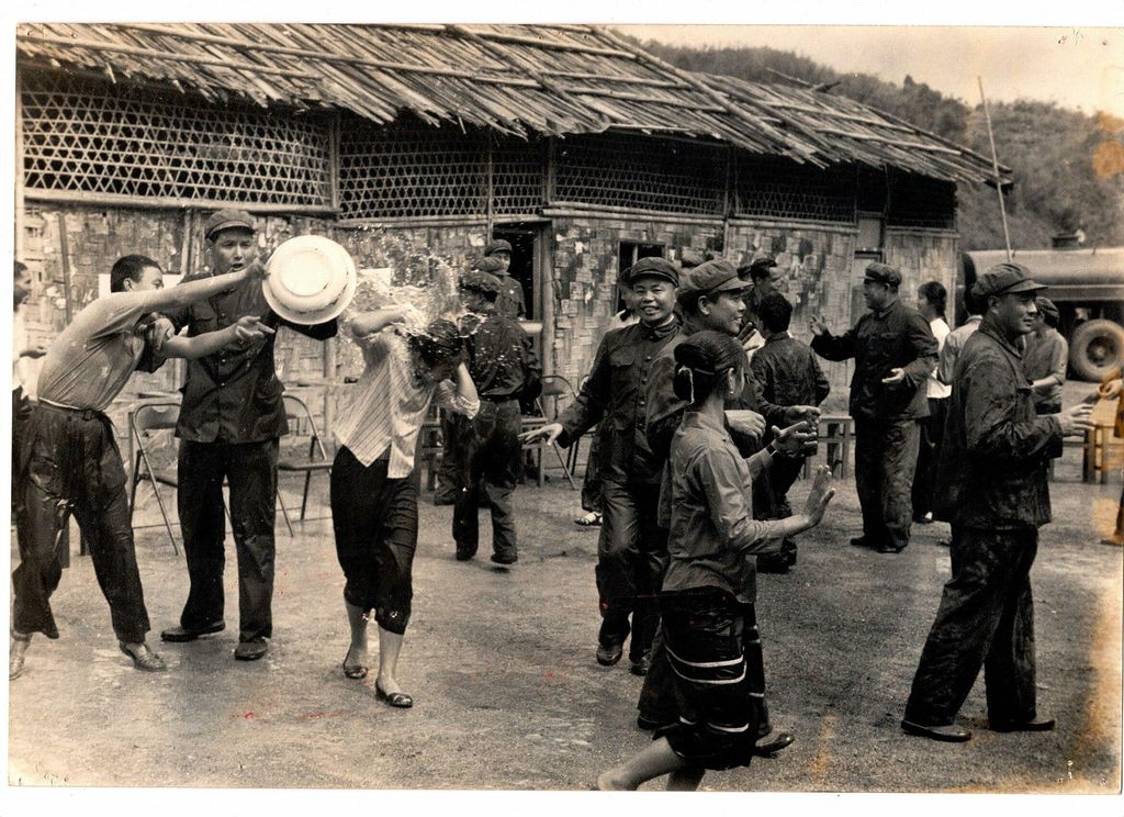 ປີໃໝ່ລາວໄດ້ພ້ອມກັນລຳວົງໄປກັບຫ່ານ້ຳທີ່ໃສເຢັນ ທີ 1.4.1978 ທີ່ເມືອງວຽງທອງ ແຂວງຫົວພັນ