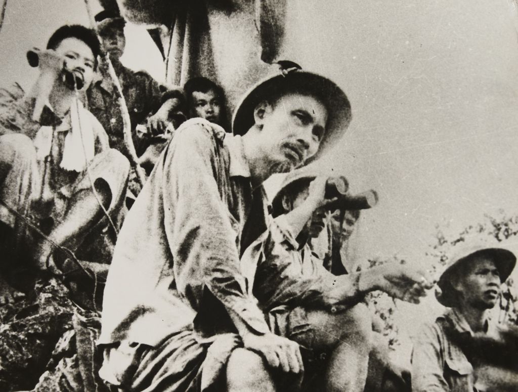 ທ່ານ ໂຮ​ຈິ​ມິນ ຢູ່​ບ່ອນ ສັງ​ເກດ​ໂຂ​ບັ້ນ​ຮົບ ຊາຍ​ແດນ​ແຖນ​ອານ-ກາ​ວ​ປັ່ງ ເດືອນ​ກັນ​ຍາ ປີ 1950