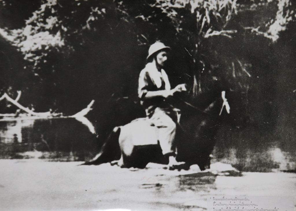 ທ່ານ ໂຮ​ຈິ​ມິນ​ຂີ່​ມ້າ​ຂ້າມ​ນ້ຳ