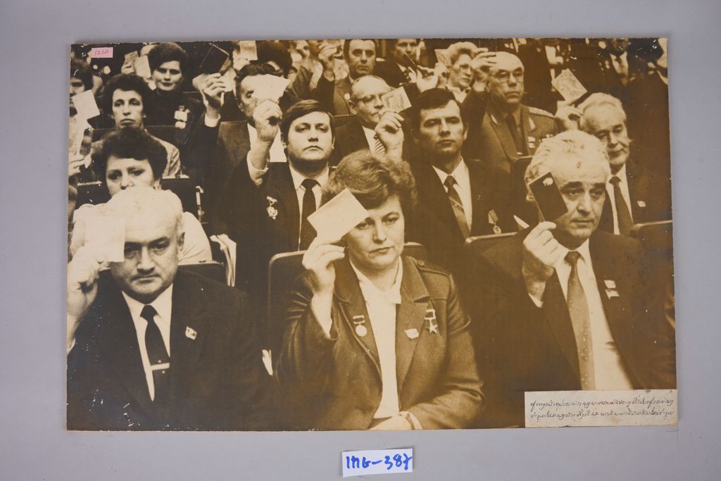 ຜູ້ຕາງໜ້າໜວ່ຍພັກຂອງນະຄອນມົດສະກູທີ່ເປັນຜູ້ແທນກອງປະຊຸມໃຫຍ່ຂອງພັກຄົັ້ງທີ 27