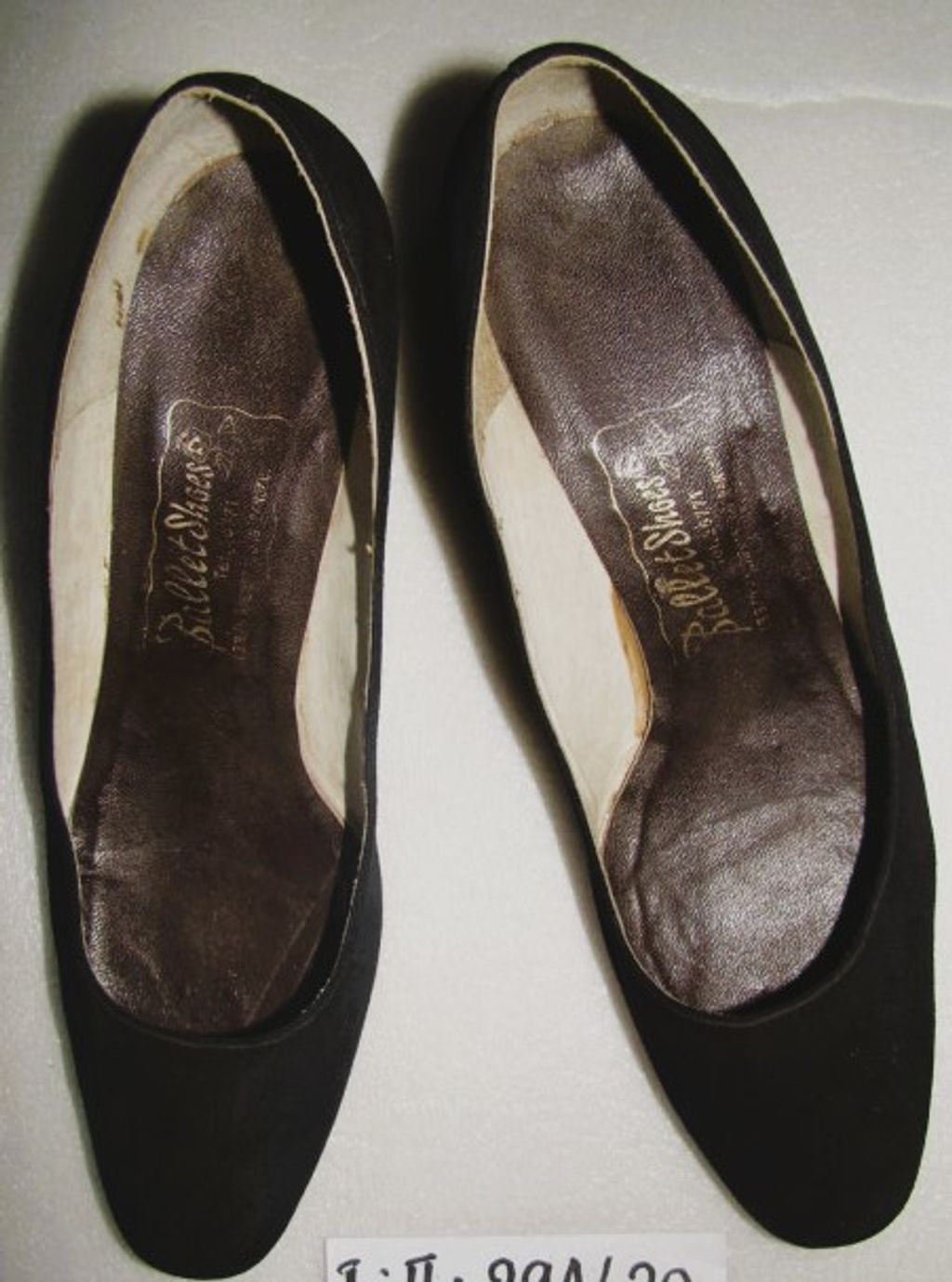 ເກີບຢ່ອງສົ້ນຫນາ ຫນັງສີດໍາ