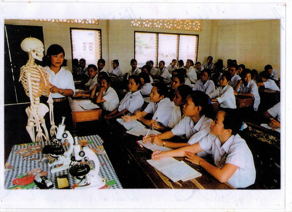 ຄູ​ກຳ​ລັງ​ສາ​ທິດ​ບົດ​ຮຽນໃຫ້​ນັກ​ຮຽນ​ໄດ້​ຮຽນ​ຮູ້