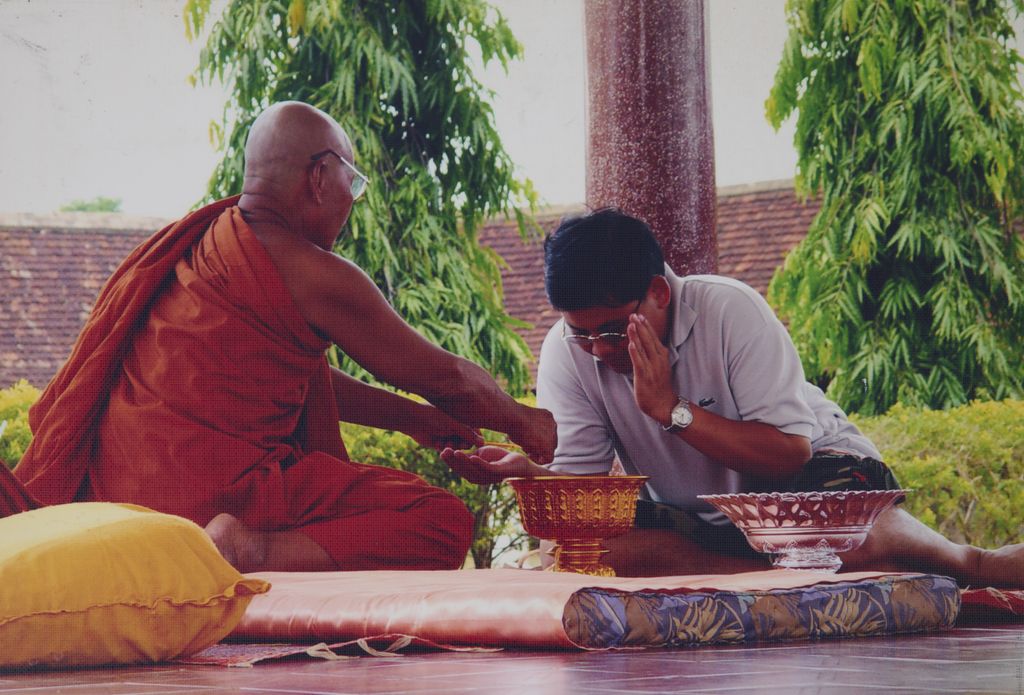 ຄູ​ບາ​ມັດ​ແຂນ​ໃຫ້​ພໍ່​ອອກ ​ຢູ່ແຂວງ​ຄຳ​ມ່ວນ