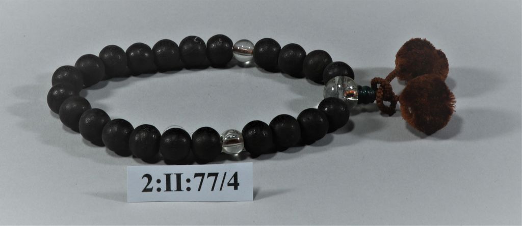 ສາຍແຂນ ໝາກຕຸ້ມ ເຮັດດ້ວຍໄມ້ ແລະ ແກ້ວ.