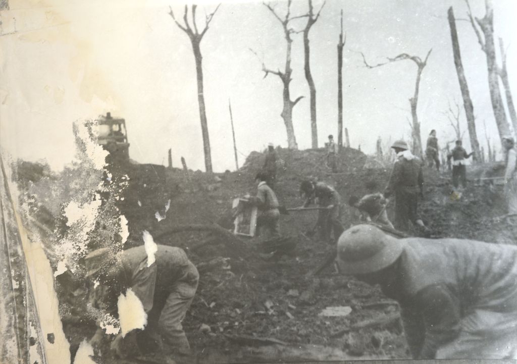 ເຫຼົ່​ທະ​ຫານ​ກຳ​ລັງ​ກວດ​ສະ​ໜາມ​ຮົບ